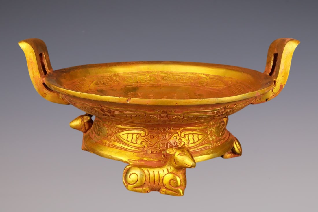 An Exquisite Gilt Bronze Cicada Pattern Double-Ears Sheep Legs Plate,With Inscription: An Exquisite Gilt Bronze Cicada Pattern Double-Ears Sheep Legs Plate,With Inscription,Han Dynasty,China,Size:10.2inx4.7in,Weight:1850g铜鎏金蝉纹双耳羊&#