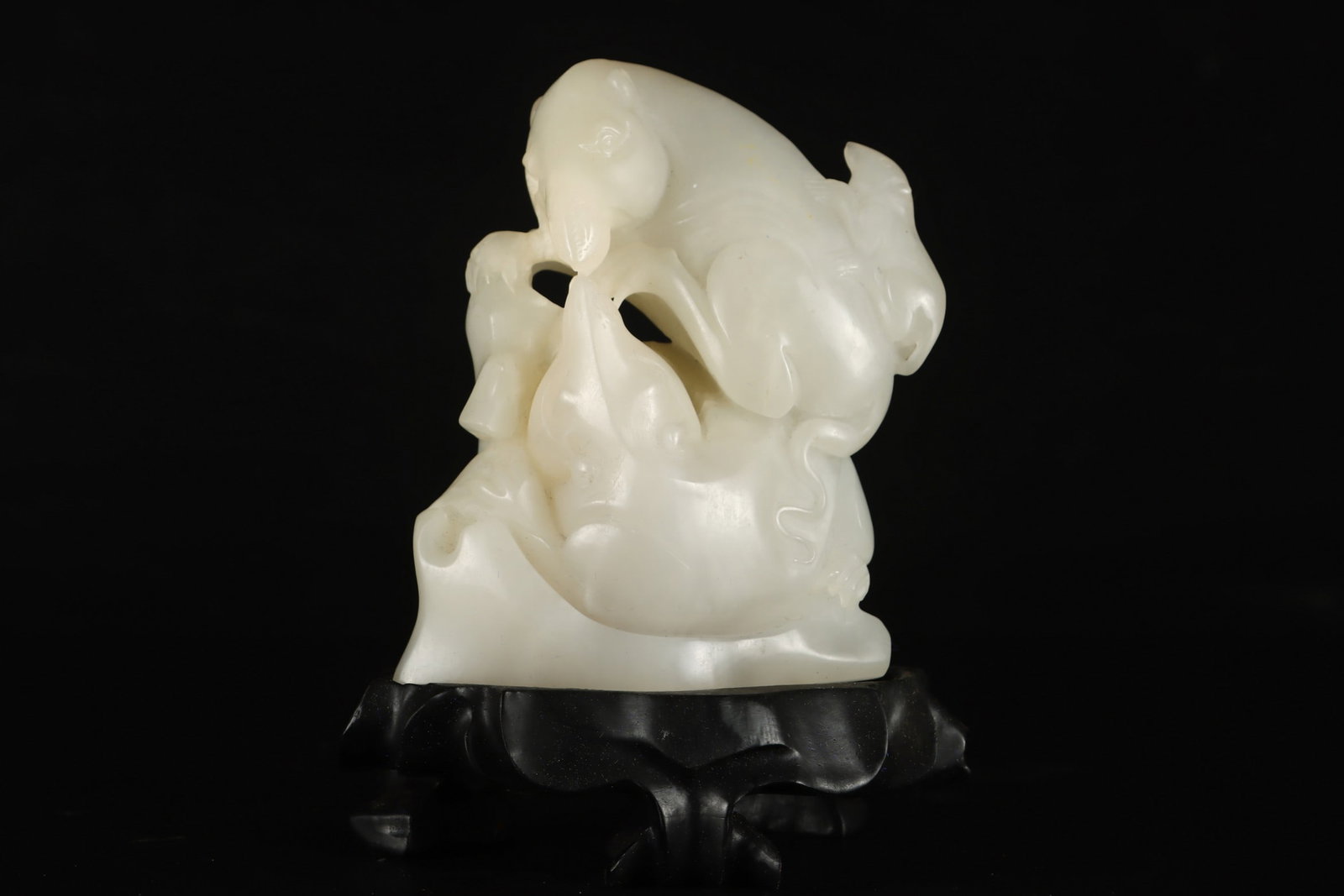 An Exquisite White Jade Auspicious Beast Ornament: An Exquisite White Jade Auspicious Beast Ornament,Qing Dynasty,China,Size:5.5inx3.3in,Weight:608g白玉瑞兽摆件,中国清代,Size:14cmx8.5cm,Weigh