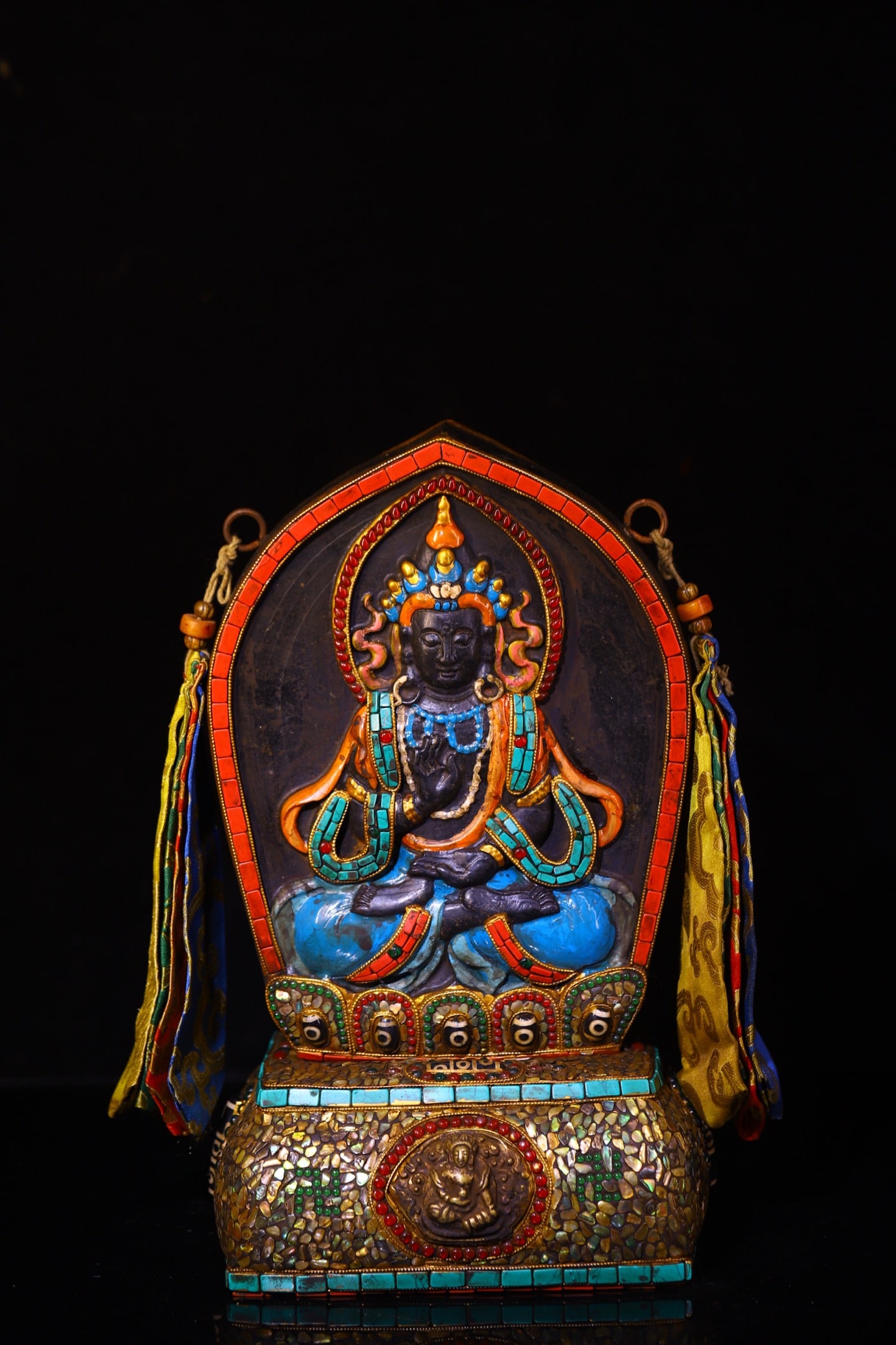 A Rare Meteorite Inlaid Dzi Bead with Gems Statue of Vajrasattva Pattern Ornament: A Rare Meteorite Inlaid Dzi Bead with Gems Statue of Vajrasattva Pattern Ornament,Qing Dynasty,ChinaSize:12.2inx7.5inx4.3in,Weight:6200g陨石镶天珠和宝石