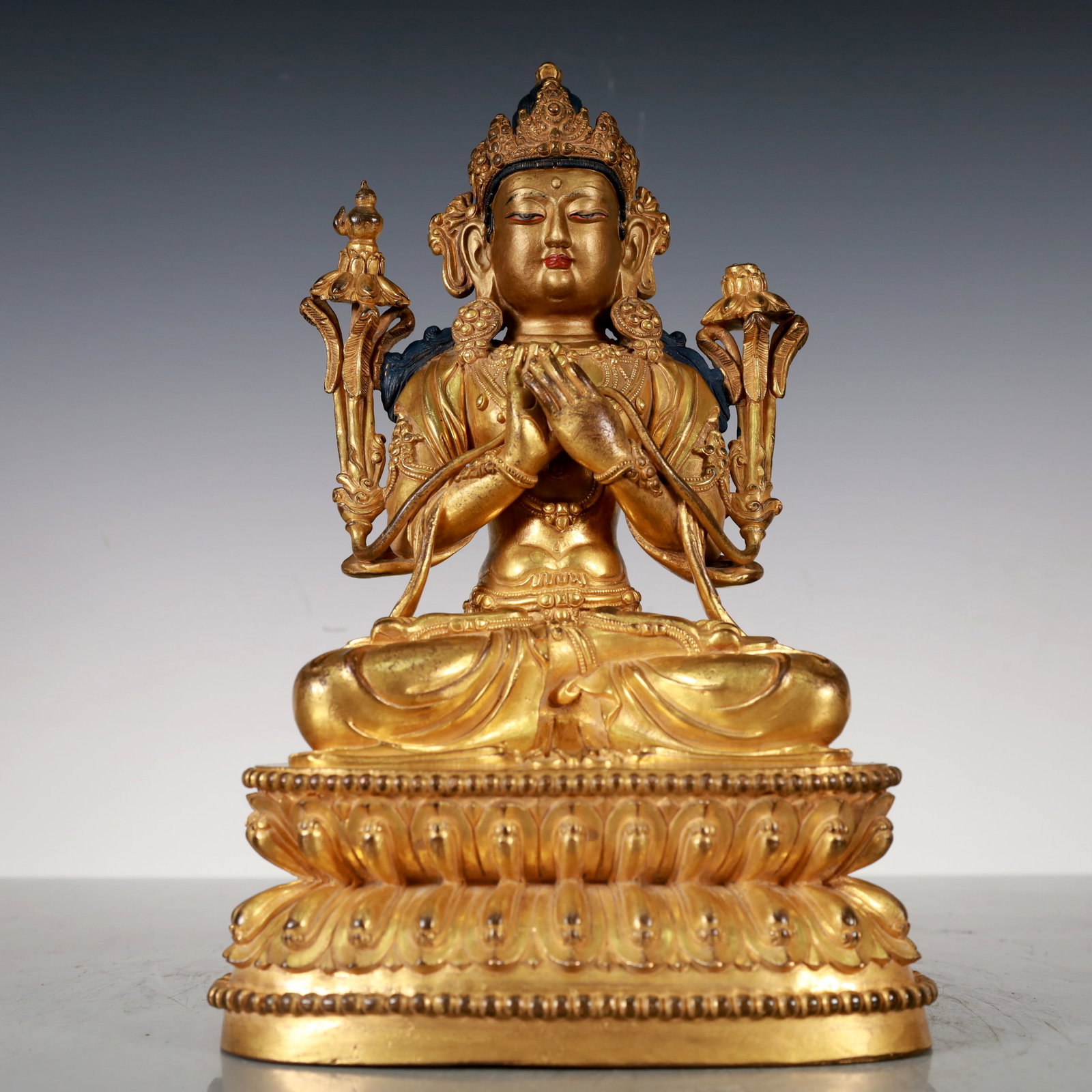 A Exquisite Gilt Bronze Statue of Avalokitesvara Buddha statue: A Exquisite Gilt Bronze Statue of Avalokitesvara Buddha statue Ming Dynasty, China Size:6.3inx4.3inx10.2in Weight:2850g铜鎏金观音佛像