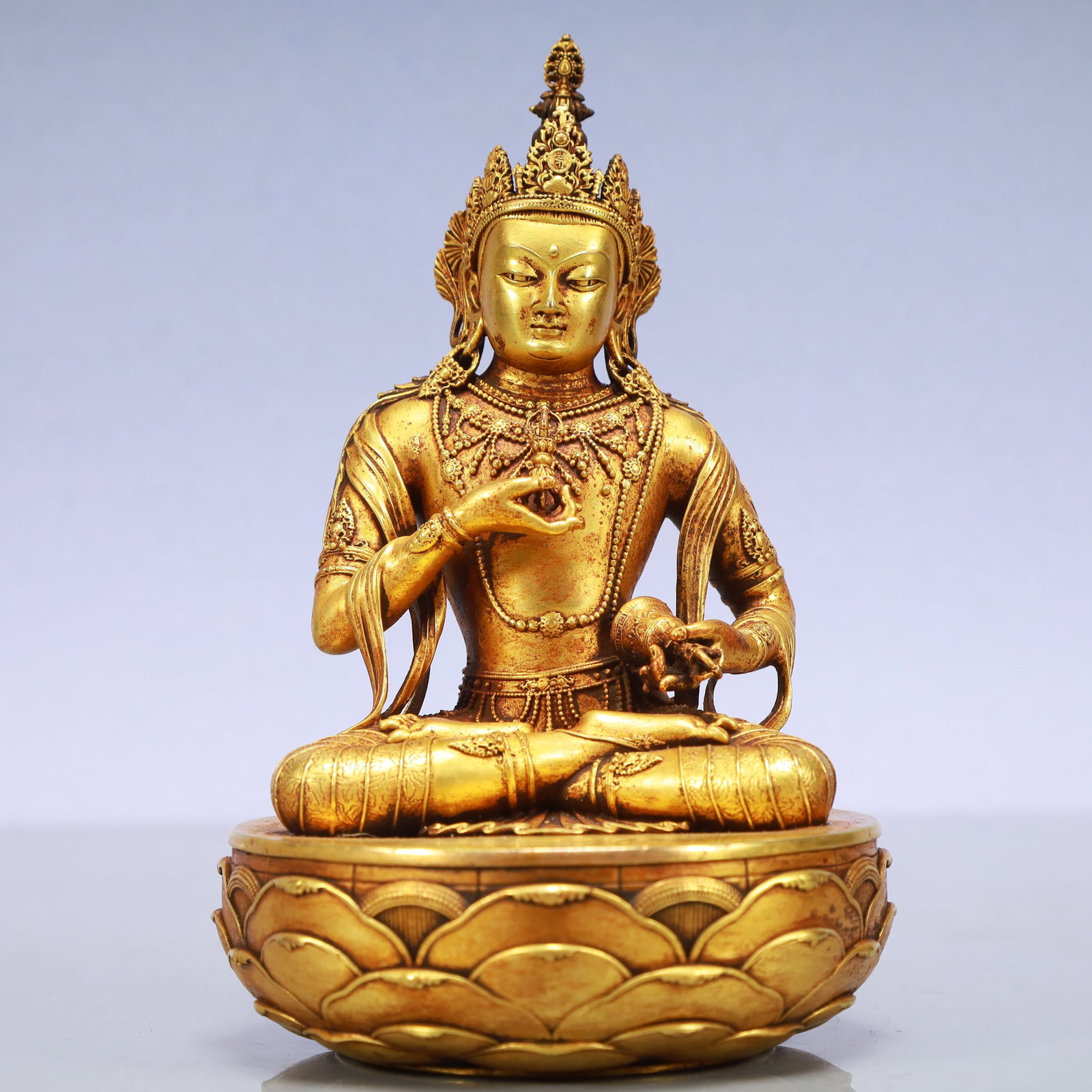 An Exquisite Gilt Bronze Statue of Avalokitesvara: An Exquisite Gilt Bronze Statue of Avalokitesvara Ming Dynasty, China Yongle Six-character Mark Size:4.3inx6.7in Weight:2050g铜鎏金观音佛像