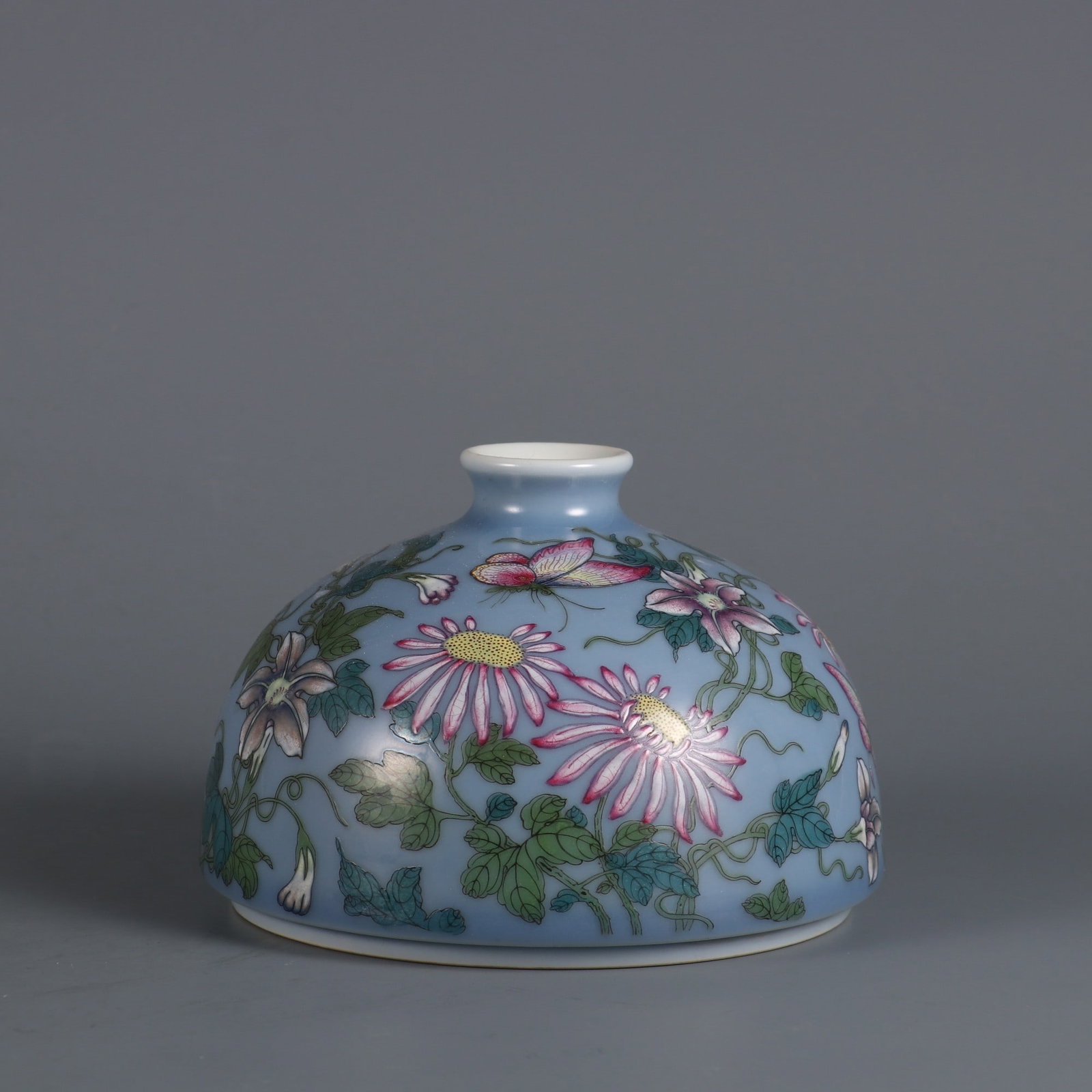 An Exquisite Famille-Rose Flower and Butterfly Pattern Vase: An Exquisite Famille-Rose Flower and Butterfly Pattern Vase Qing Dynasty, China Yongzheng Six-character MarkSize:3.5inx4.7in粉彩花卉蝴蝶纹瓶 中