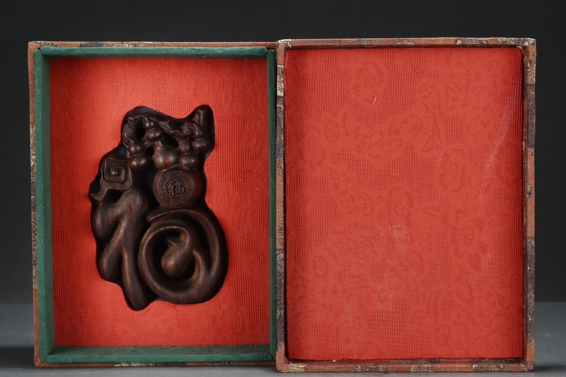 An Exquisite Eaglewood Fu-Character Ornament: An Exquisite Eaglewood Fu-Character Ornament,Qing Dynasty,China,Qianlong Six-character MarkSize:4.8inx1.7inx7.4in沉香木福字摆件,中国清ߣ