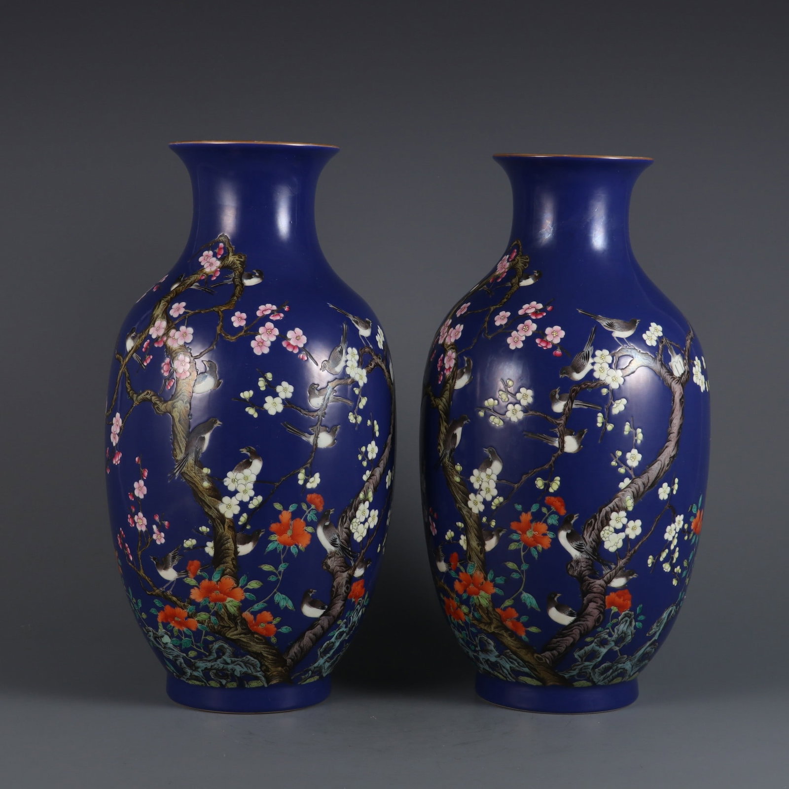 A Pair of Rare Famille-Rose Flower and Bird Pattern Vase: A Pair of Rare Famille-Rose Flower and Bird Pattern Vase Qing Dynasty, China Qianlong Six-character MarkSize:12.9inx6.5in一对粉彩花鸟纹瓶 中ࢲ