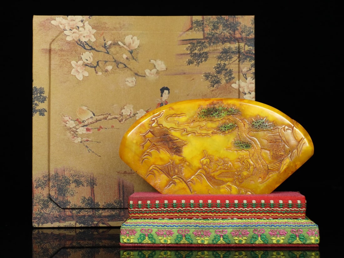 An Exquisite Tianhuang Stone Landscape and Figure Pattern Ornament: An Exquisite Tianhuang Stone Landscape and Figure Pattern Ornament,Qing Dynasty, China,Shangjun Mark,Size:4.3inx5.5inx2in,Weight:265g田黄石山水人物纹