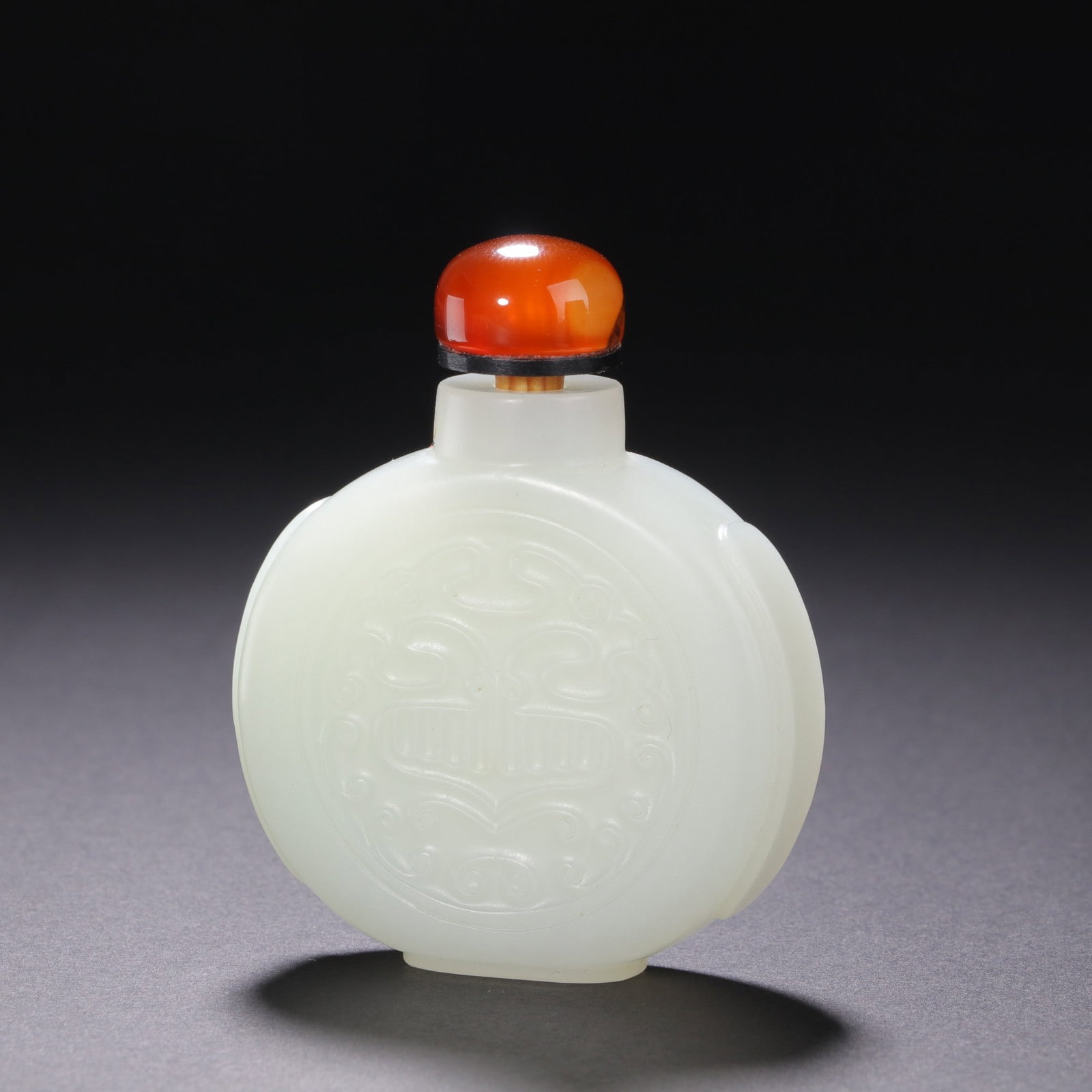 An Exquisite White Jade Snuff Bottle: An Exquisite White Jade Snuff Bottle,Qing Dynasty,China,Size:2.3inx1.9in,Weight:60g白玉鼻烟壶,中国清代,Size:5.9cmx4.9cm,Weight:60g