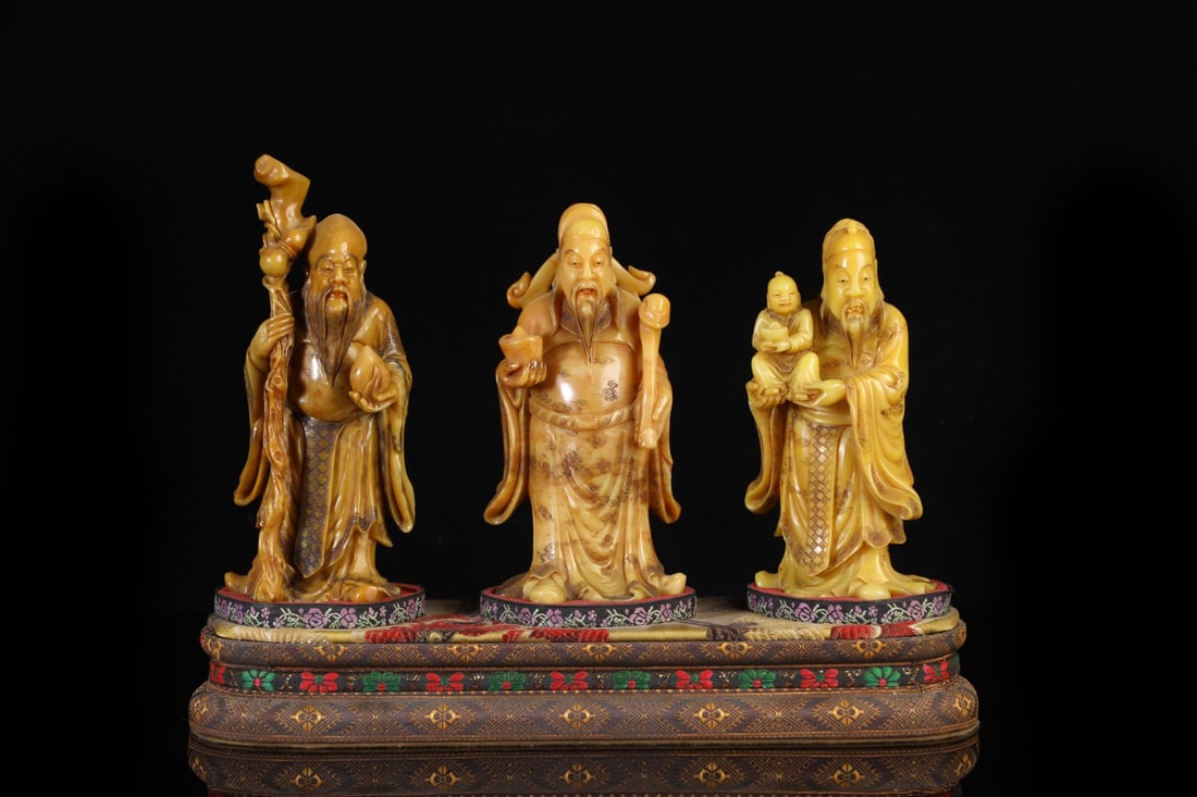 A Set of Fine Shoushan Stone Figure Ornament: A Set of Fine Shoushan Stone Figure Ornament Qing Dynasty, China Size:7.1inx2.6inx2.4in Weight:1968g寿山石福禄寿三星报喜摆件