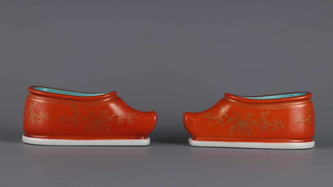 A Pair of Exquisite Famille-Rose Iron-Red Painted Gold Character and Story Pattern Brush Washer: A Pair of Exquisite Famille-Rose Iron-Red Painted Gold Character and Story Pattern Brush Washer Qing Dynasty, China
