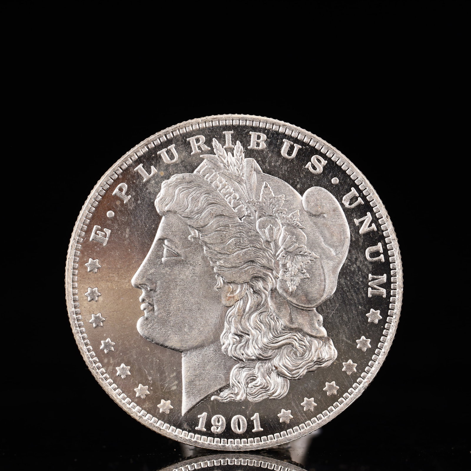 USA Morgan Dollar 1901 Coin: Obv: profile bust with date below and E PLURIBUS UNUM legend and stars around. Rev: eagle with In God we trust above within wreath with UNITED STATES OF AMERICA ONE DOLLAR legend. IN GOD WE TRUST / LI