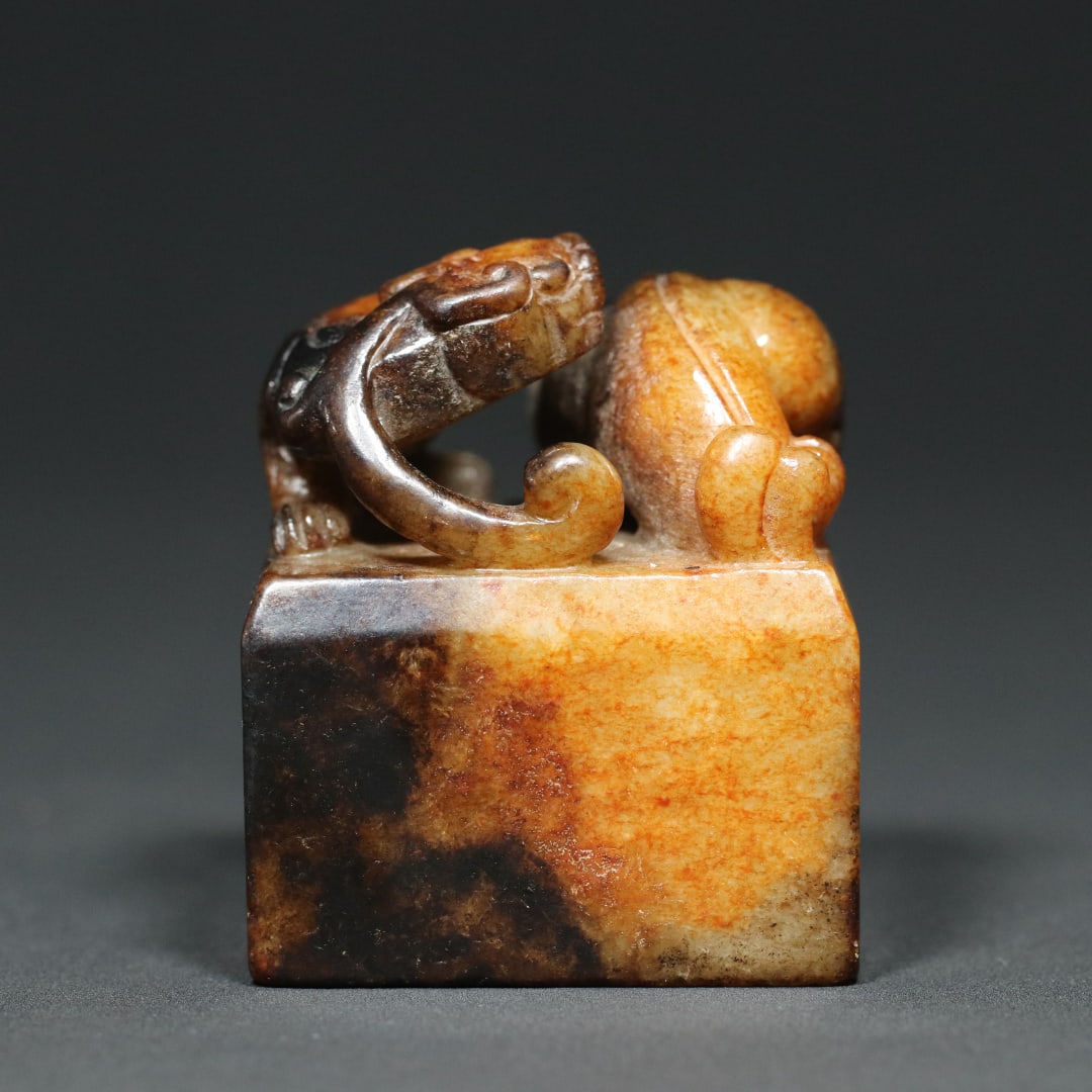 An Exquisite White Jade Dragon Pattern Seal: An Exquisite White Jade Dragon Pattern Seal,Han Dynasty,China,Size:2.4inx2inx2in,Weight:300.6g白玉龙纹印章,中国汉代,Size:6cmx5cmx5cm,Weight: