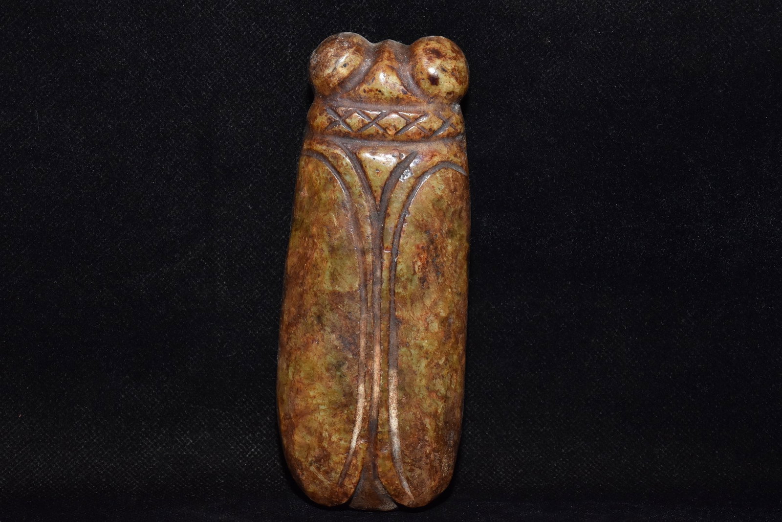 An Exquisite White Jade Cicada Ornament: An Exquisite White Jade Cicada Ornament,Hongshan Culture,Size:5.9inx2.4in,Weight:580g白玉蝉摆件，红山文化，Size:15cmx6cm,Weight:580g