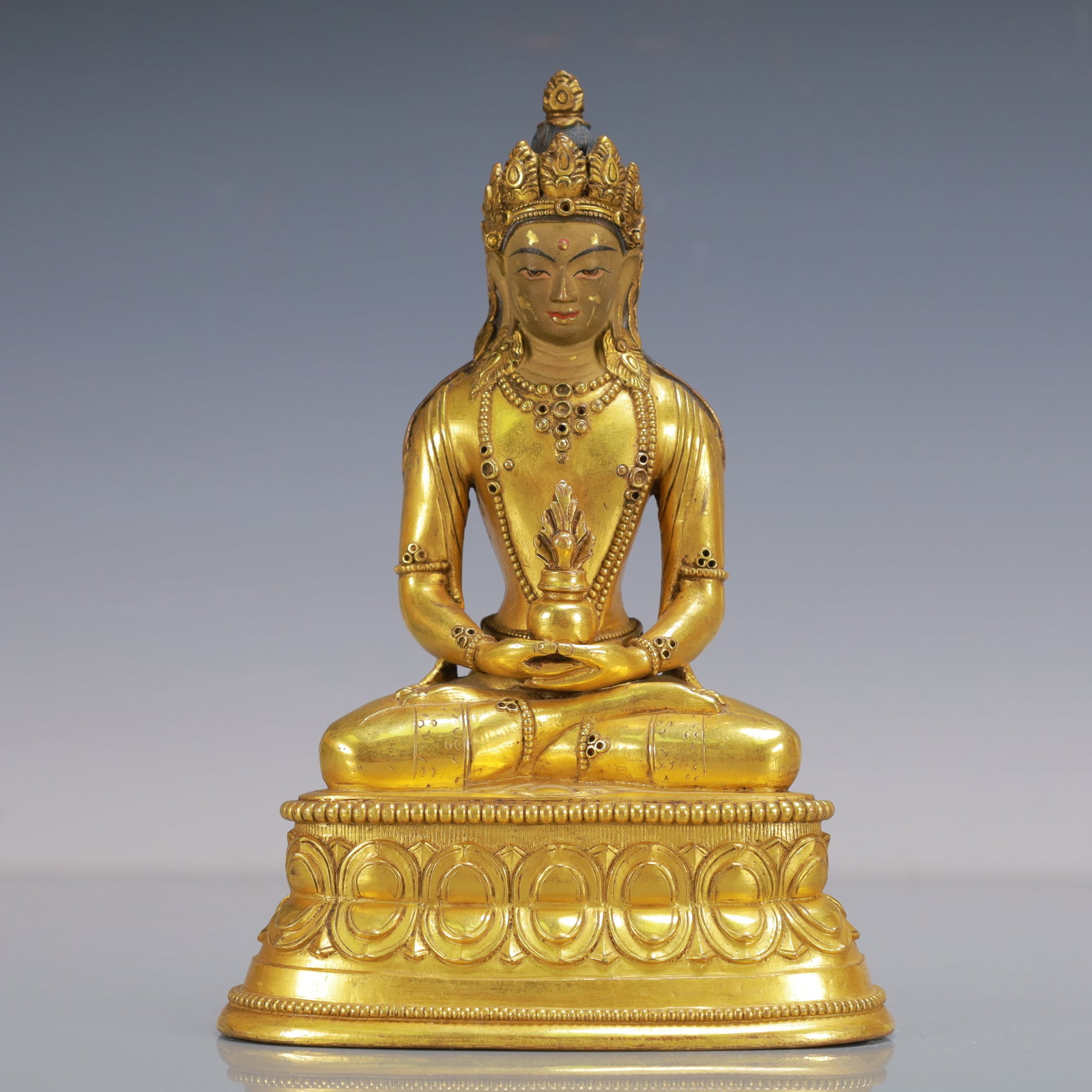 A Exquisite Gilt Bronze Statue of Amitayus: A Exquisite Gilt Bronze Statue of Amitayus Qing Dynasty, ChinaSize:5.5inx3.9inx8.3in Weight:1950g铜鎏金无量寿佛 中国清代