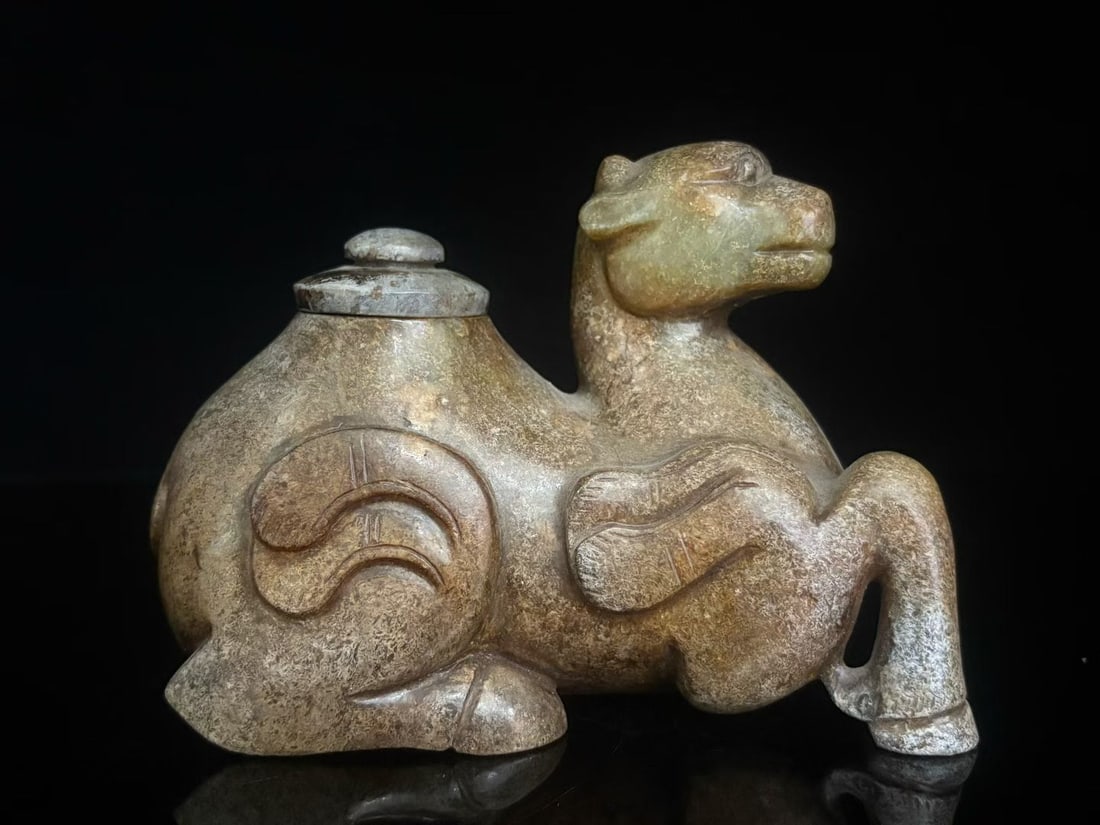 An Exquisite White Jade Auspicious Beast-Shaped Vase (1 of 9)