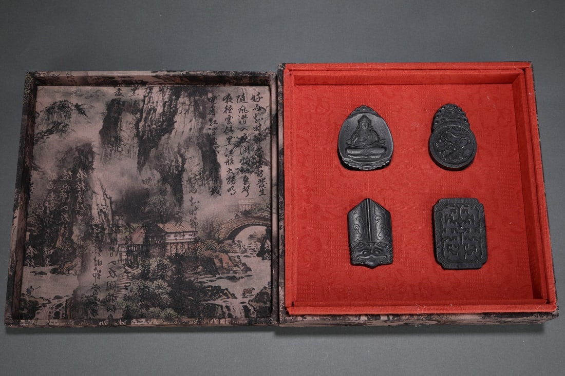 A Set of Fine Eaglewood Buddha Statue Dragon Pattern Pendants: A Set of Fine Eaglewood Buddha Statue Dragon Pattern Pendants,Qing Dynasty,ChinaSize:1.9inx0.5inx2.7in一套沉香木佛像龙纹挂件,中&