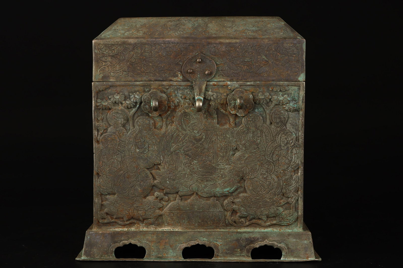 An Exquisite Silver Buddha and Phoenix Pattern Cover Box: An Exquisite Silver Buddha and Phoenix Pattern Cover Box,Qing Dynasty,China,Size:7.5inx7.1in,Weight:1439g银佛像凤纹盖盒,中国清代,Size: