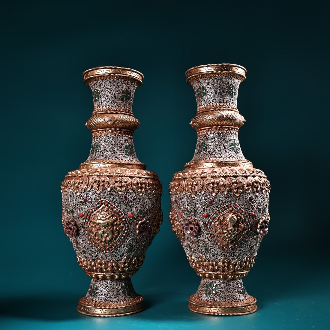 A Pair of Rare Bronze Inlaid Filigree and Gilding Vases,Inlaid Gems: A Pair of Rare Bronze Inlaid Filigree and Gilding Vases,Inlaid Gems,Qing Dynasty,