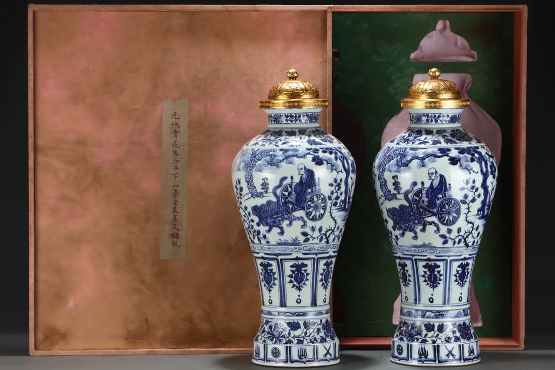An Exquisite Blue and White Lotus Pattern Character and Story Pattern Vase: An Exquisite Blue and White Lotus Pattern Character and Story Pattern Vase Yuan Dynasty, China Size:24.2inx10.4in青花鬼谷子下山鎏金盖高