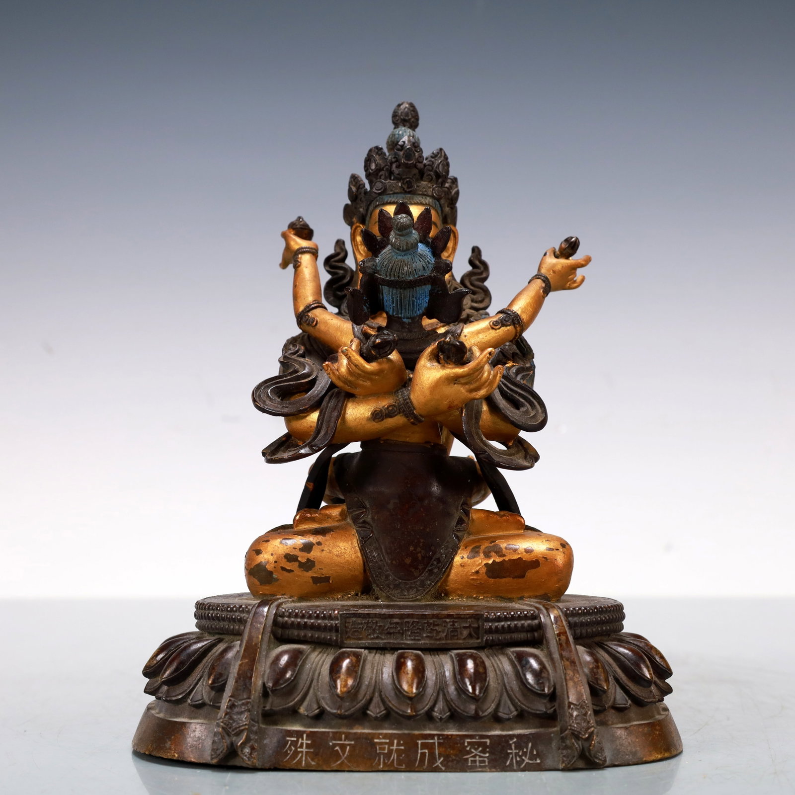 A Exquisite Gilt Bronze Statue of Mandkesvara: A Exquisite Gilt Bronze Statue of Mandkesvara Qing Dynasty, China Size:5.8inx4.5inx7.3in Weight:2600g铜鎏金欢喜佛像 中国清代