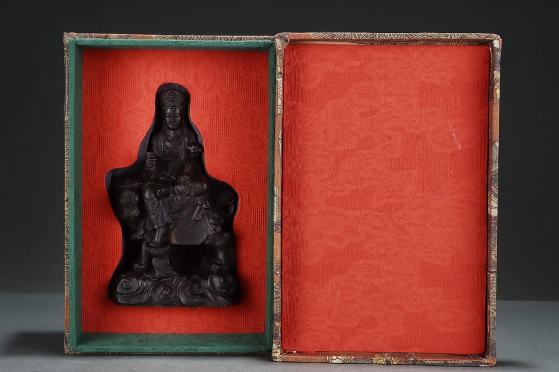 A Solemn Eaglewood Statue of Bodhisattva (1 of 9)