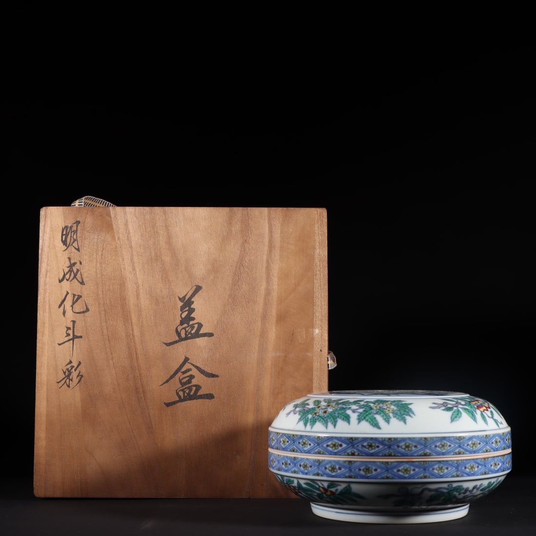 An Exquisite Doucai Flower and Bird Pattern Box: An Exquisite Doucai Flower and Bird Pattern Box Ming Dynasty, China Chenghua Six-character Mark Size:3.7inx7.9in斗彩花鸟纹盖盒 中国明代