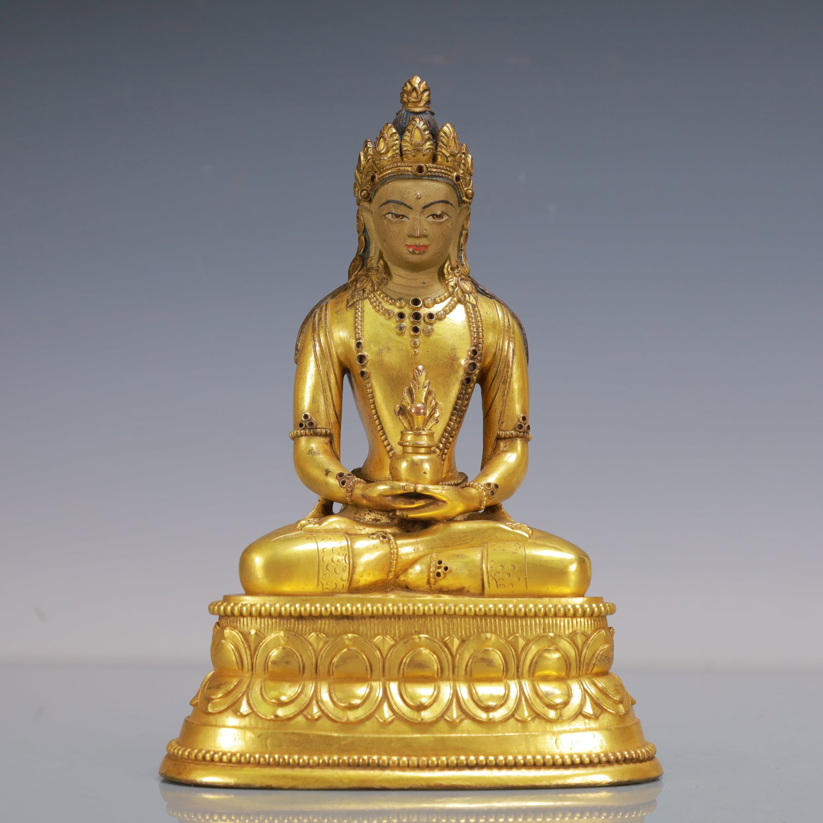 A Exquisite Gilt Bronze Statue of Amitayus: A Exquisite Gilt Bronze Statue of Amitayus Qing Dynasty, ChinaSize:5.5inx3.7inx8.5in Weight:2050g铜鎏金无量寿佛 中国清代 Size:14cmx9.5