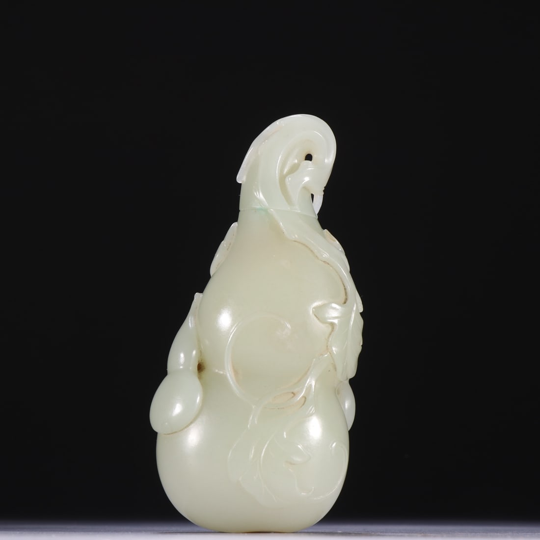 An Exquisite White Jade Gourd Vase: An Exquisite White Jade Gourd Vase,Qing Dynasty,China,Size:4.8inx2.4in,Weight:215.4g白玉葫芦瓶,中国清代,Size:12.2cmx6.2cm,Weight:215.4g