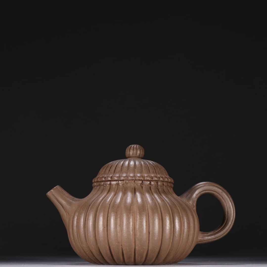 An Exquisite Purple Sands Teapot: An Exquisite Purple Sands Teapot the Republic of China Size:3.3inx5.7in紫砂根筋纹壶 民国 Size:8.5cmx14.5cm