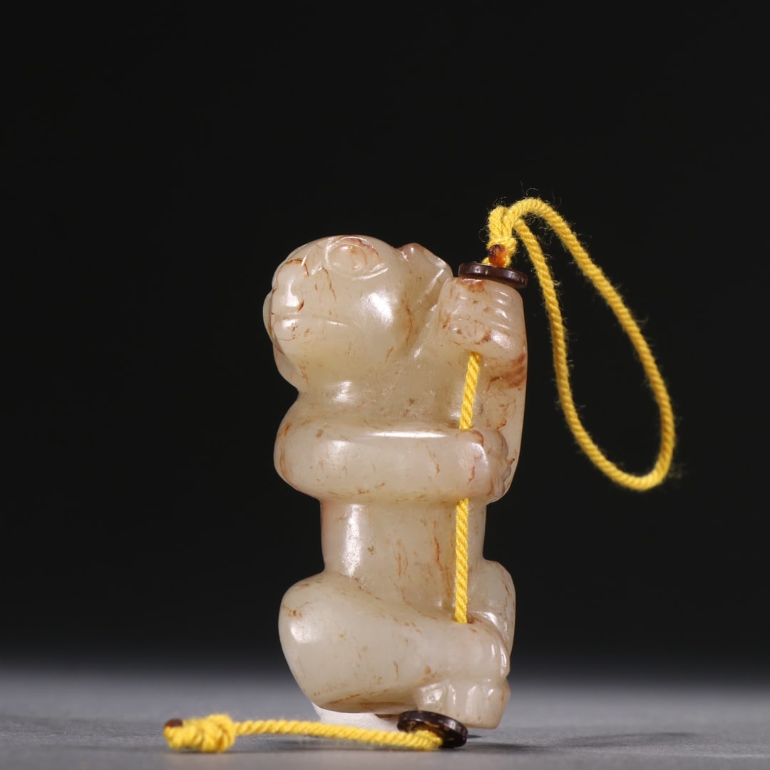 An Exquisite White Jade Bear Pendant: An Exquisite White Jade Bear Pendant,Qing Dynasty,China,Size:2.1inx1.1in,Weight:45g白玉熊挂件,中国清代,Size:5.35cmx2.8cm,Weight:45g