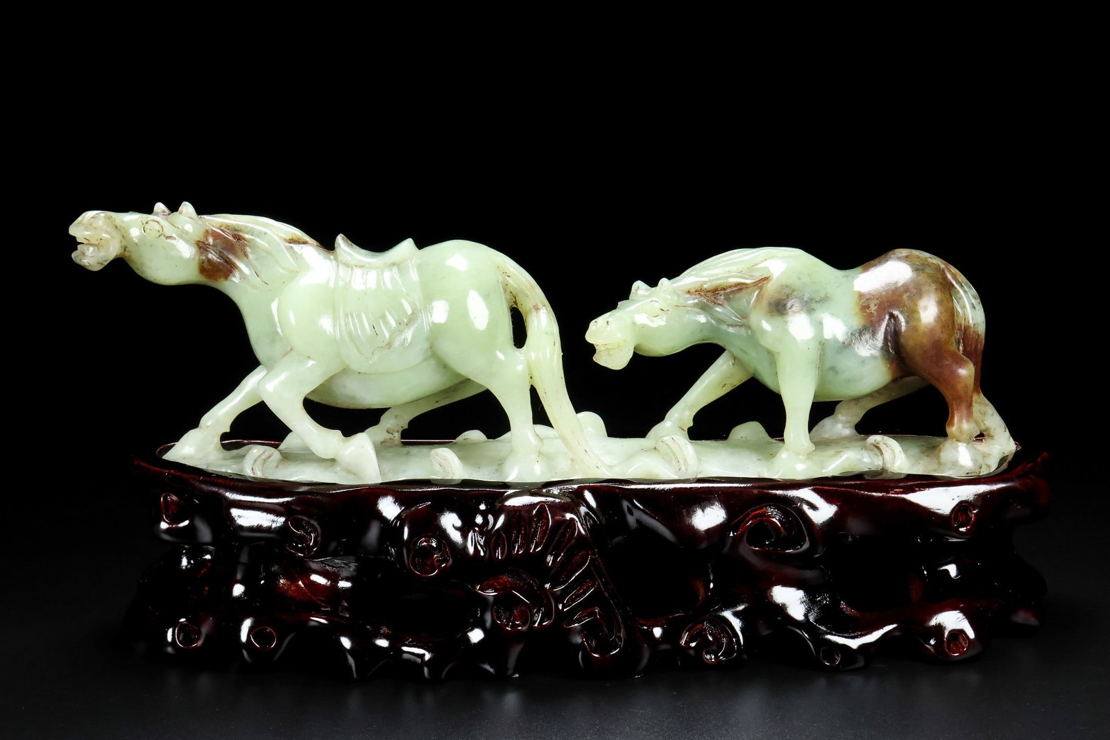 An Exquisite White Jade Horse Ornament: An Exquisite White Jade Horse Ornament,Qing Dynasty,China,Size:9.8inx3inx2in,Weight:551g白玉马摆件,中国清代,Size:25cmx7.5cmx5cm,Weight:551g