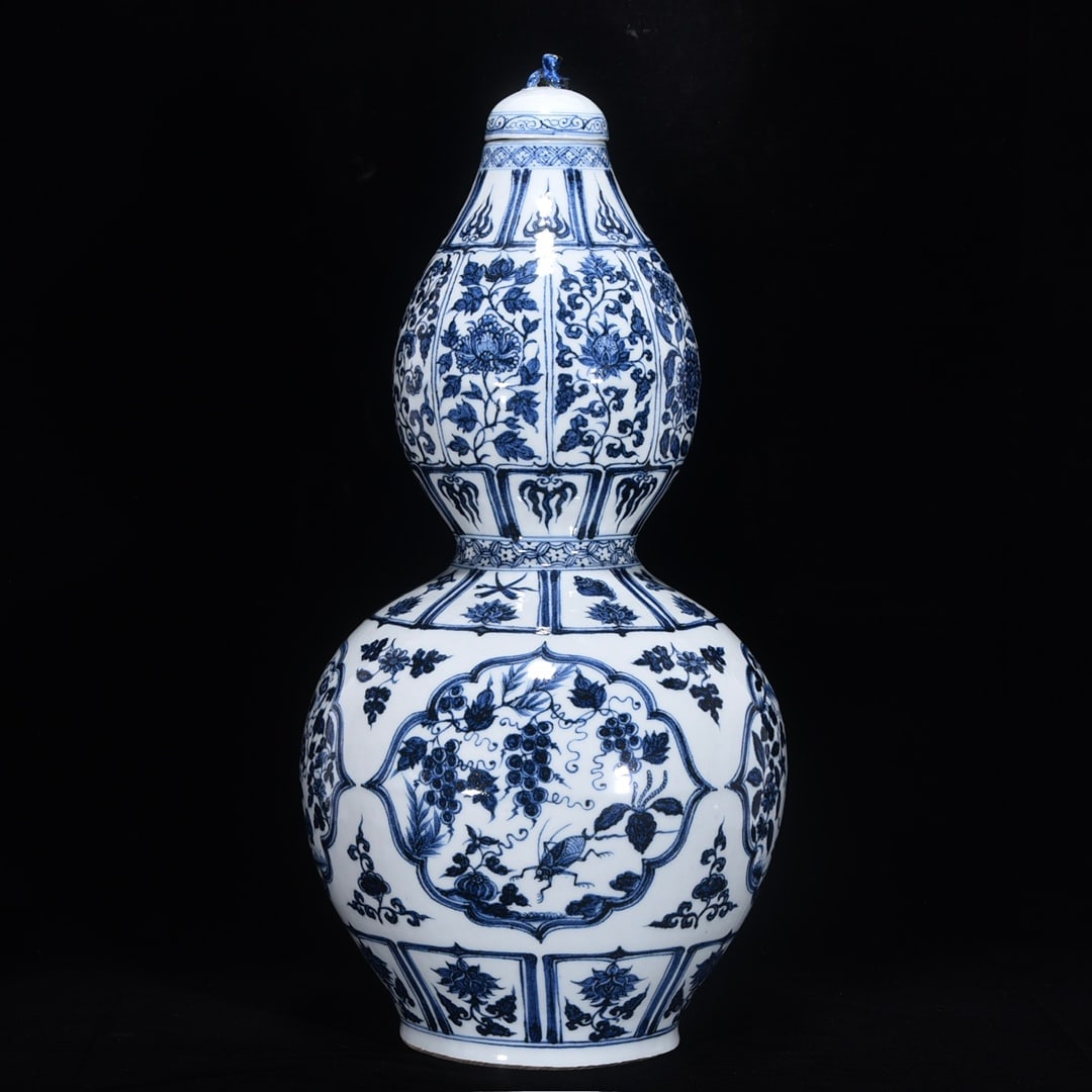 An Exquisite Blue and White Flower Pattern Insect Pattern Gourd-Shaped Vase: An Exquisite Blue and White Flower Pattern Insect Pattern Gourd-Shaped Vase Yuan Dynasty, China Size:21.5inx10.4in青花昆虫花卉葫芦瓶 中Þ