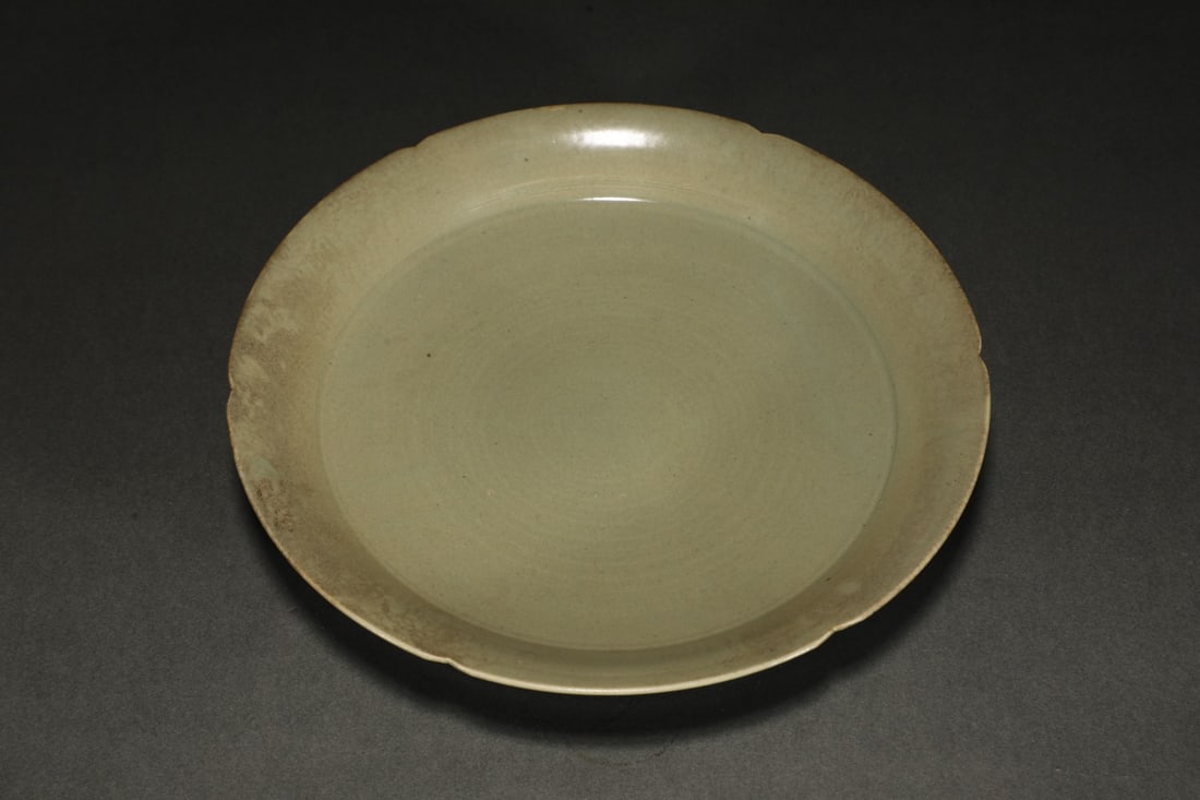 An Exquisite Yue yao Celadon Plate (1 of 9)