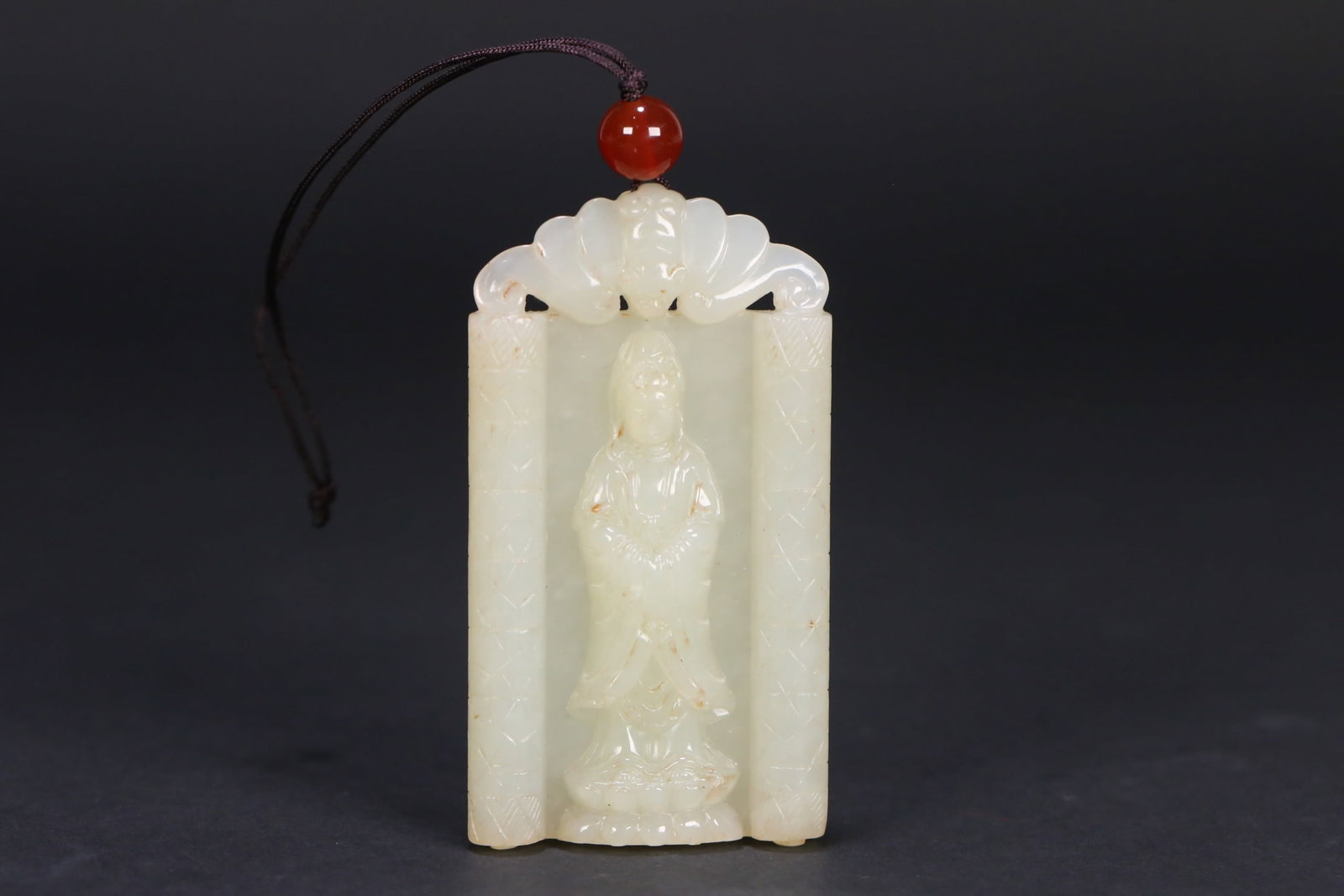 An Exquisite White Jade Statue of Avalokitesvara Pattern Pendant: An Exquisite White Jade Statue of Avalokitesvara Pattern Pendant,Qing Dynasty,China,Size:2.6inx1.4inx0.4in,Weight:38g白玉观音像纹挂件,中国&#