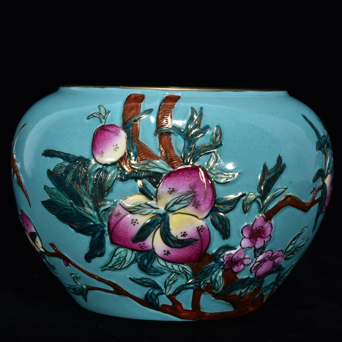 An Exquisite Famille-Rose Green Glazed Bats and Peach Pattern Brush Washer: An Exquisite Famille-Rose Green Glazed Bats and Peach Pattern Brush Washer Qing Dynasty, China Qianlong Six-character Mark Size:4.7inx6.7in松石绿釉鎏金加ô