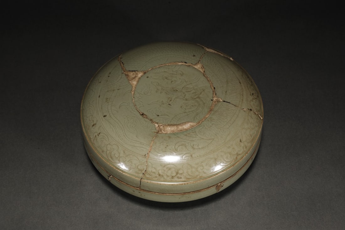 An Exquisite Yue yao Celadon Dragon Pattern Box: An Exquisite Yue yao Celadon Dragon Pattern Box Tang Dynasty, China Size:3.5inx7.9in越窑秘色青磁刻花龙纹盒 中国唐