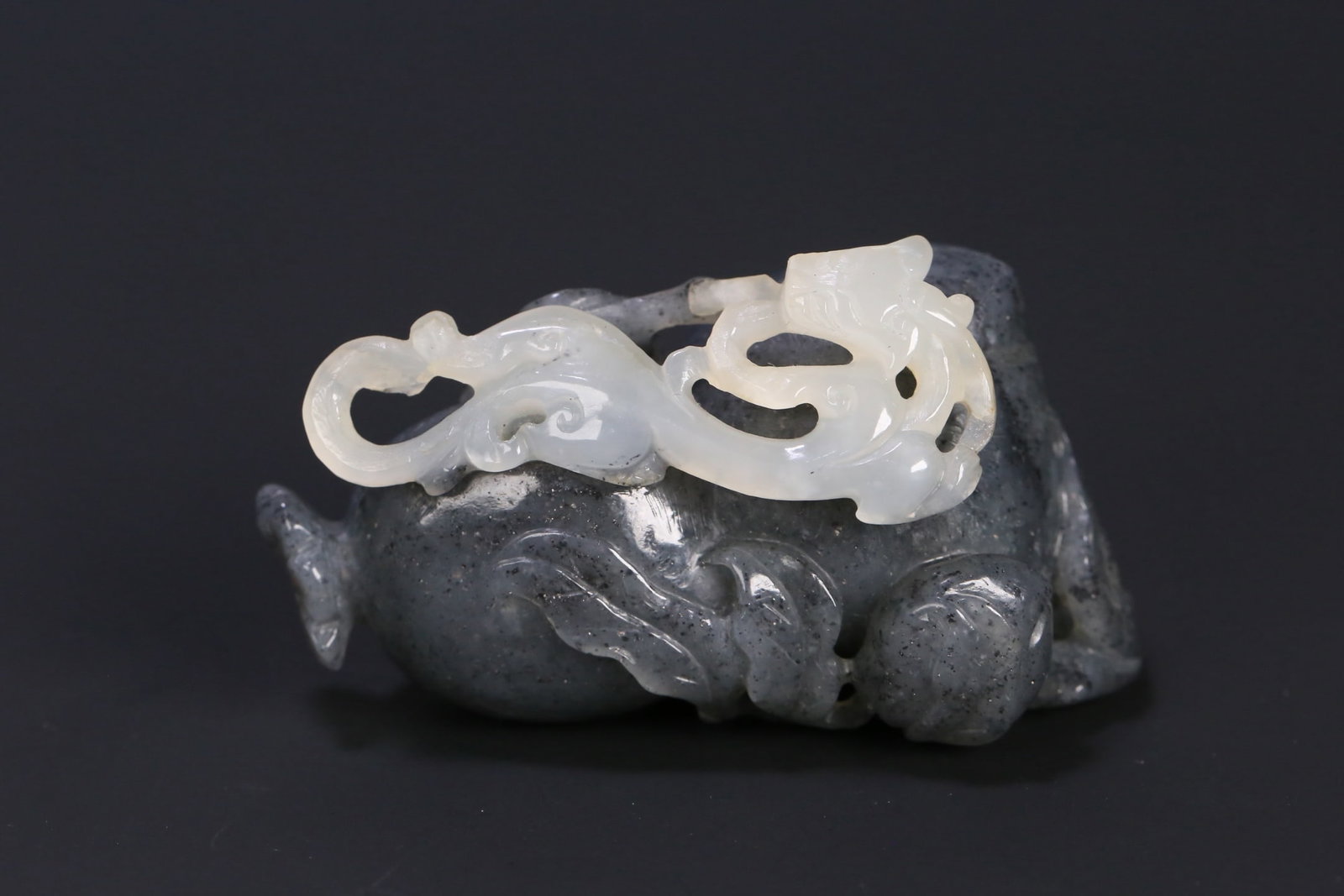 An Exquisite Black and White Jade Chi-Dragon Pattern Fruit Ornament: An Exquisite Black and White Jade Chi-Dragon Pattern Fruit Ornament,Qing Dynasty, ChinaSize:2.4inx1.5inx1.4in,Weight:89g黑白玉螭龙纹水果摆件