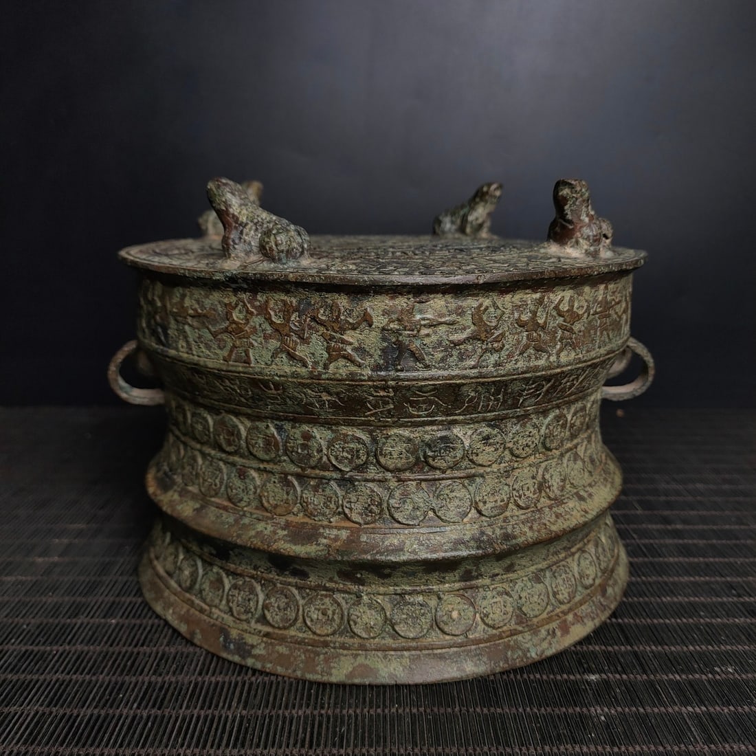 An Archaic Bronze Frog and Figure Pattern Ornament,With Inscription (1 of 9)