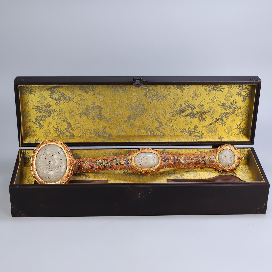 A Huge Filigree and Gilding Inlaid White Jade Sheep Pattern Ruyi: A Huge Filigree and Gilding Inlaid White Jade Sheep Pattern Ruyi,Qing Dynasty,China,Qianlong Four-character Mark,Size:(Ruyi)20.1inx4.7in,(Box)22.4inx4.7in花丝鎏金镶௙
