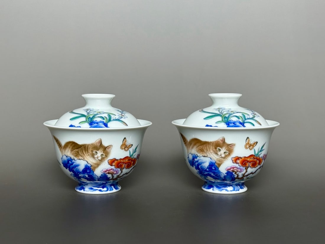 A Pair of Exquisite Blue and White Famille-Rose Flower and Cat Pattern Cover Bowls,With Poem: A Pair of Exquisite Blue and White Famille-Rose Flower and Cat Pattern Cover Bowls,With Poem,Qing Dynasty,China,Qianlong Four-character Mark,Size:3.5inx3.2inx1.5in一对青花ľ