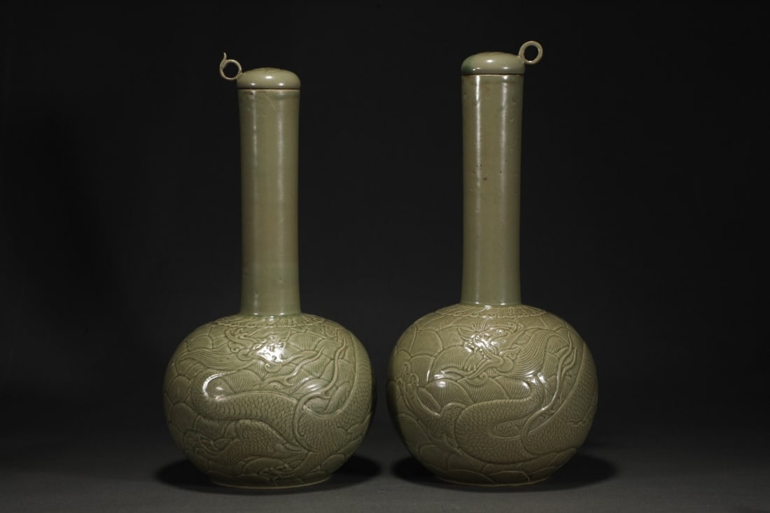 A Pair of Exquisite Yue yao Celadon Dragon Pattern Vase (1 of 11)