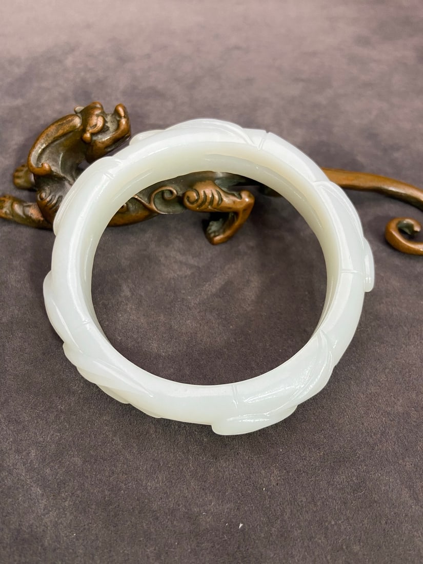 An Exquisite White Jade Bamboo Pattern Bracelets: An Exquisite White Jade Bamboo Pattern Bracelets,Qing Dynasty,China,Size:0.6inx2.3in,Weight:54g白玉竹纹手镯,中国清代,Size:1.56cmx5.87cm,Weig