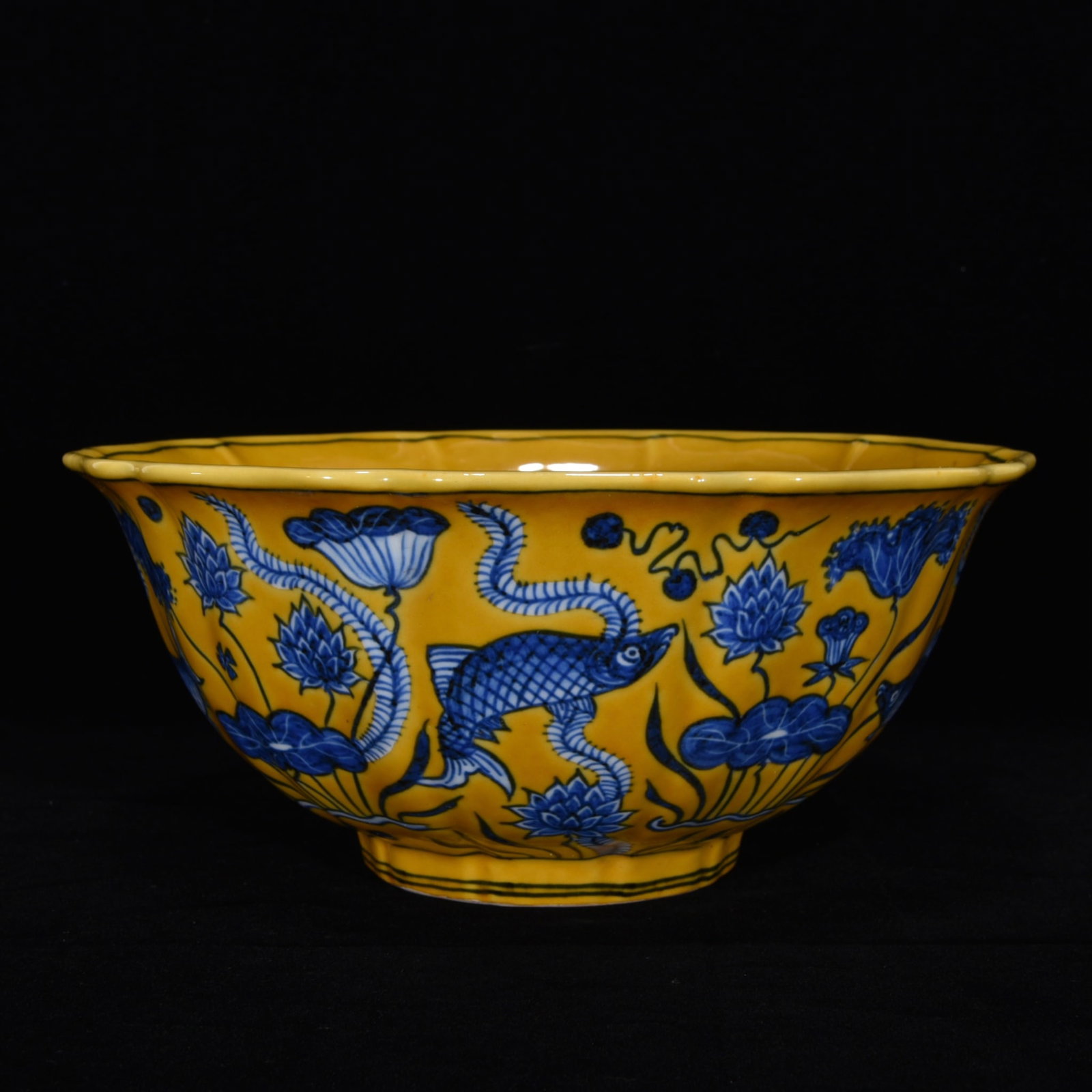 An Exquisite Blue and White Fish and Lotus Pattern Bowl: An Exquisite Blue and White Fish and Lotus Pattern Bowl Ming Dynasty, China Xuande Six-character Mark Size:3.9inx8.9in黄地青花鱼藻纹十棱碗