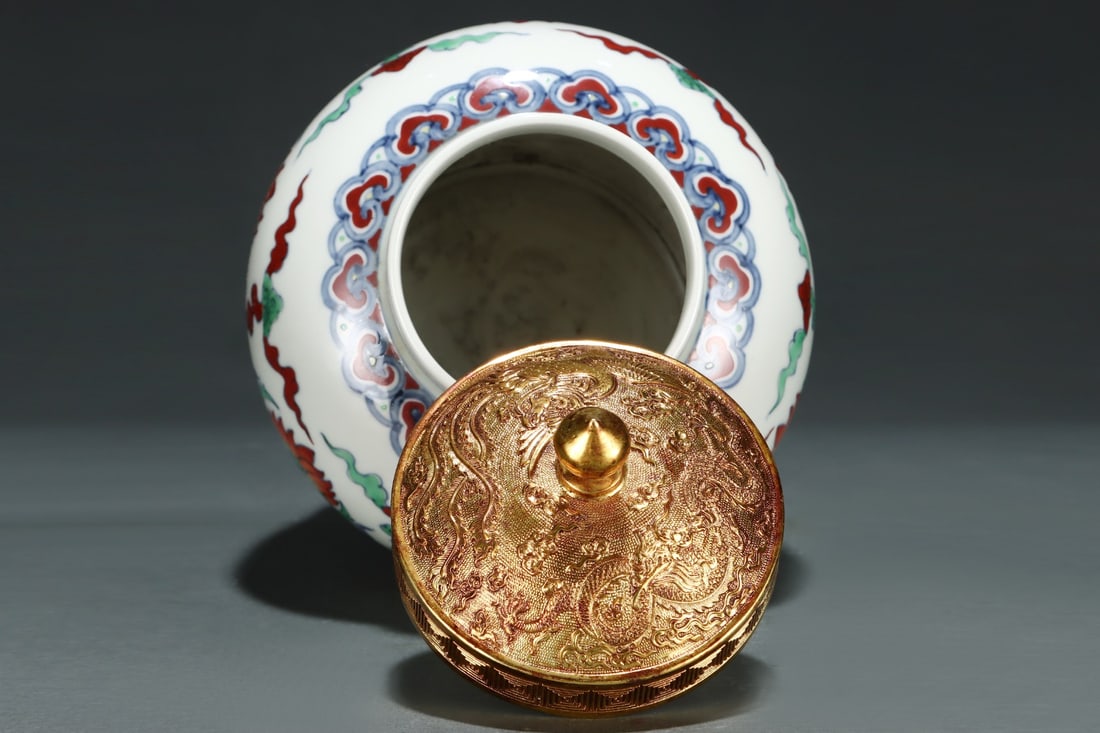 An Exquisite Doucai Flower Pattern Jar - 7