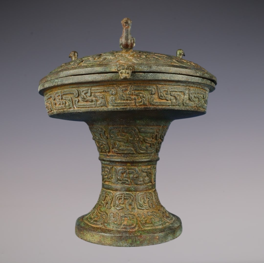 An Archaic Bronze Bird Pattern Food Vessel: An Archaic Bronze Bird Pattern Food Vessel,W.Zhou ,China,Size:8.7inx9.8in,Weight:3350g青铜鸟纹食器,中国西周时期,Size:22cmx25cm,W