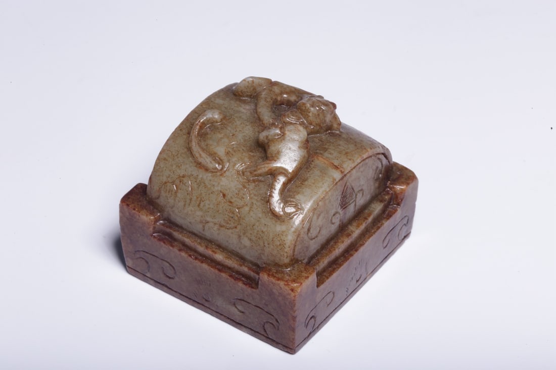 A Exquisite Gaogu Jade Dragon Pattern Seal: A Exquisite Gaogu Jade Dragon Pattern Seal,Han Dynasty, China,Size:2.1inx2inx2in ,Weight:252g 高古玉龙纹印章,中国汉代
