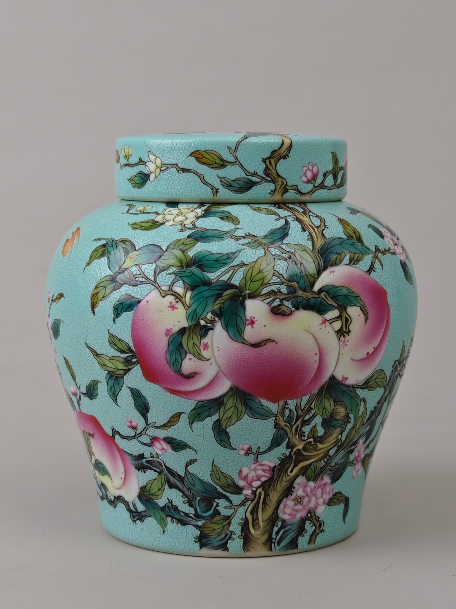 A Exquisite Famille-Rose Turquoise-Glazed Flower Pattern Jar: A Exquisite Famille-Rose Turquoise-Glazed Flower Pattern Jar,Qing Dynasty, China,Qianlong Four-character Mark,Size:4.9inx4.9in 粉彩松石绿釉花卉纹&