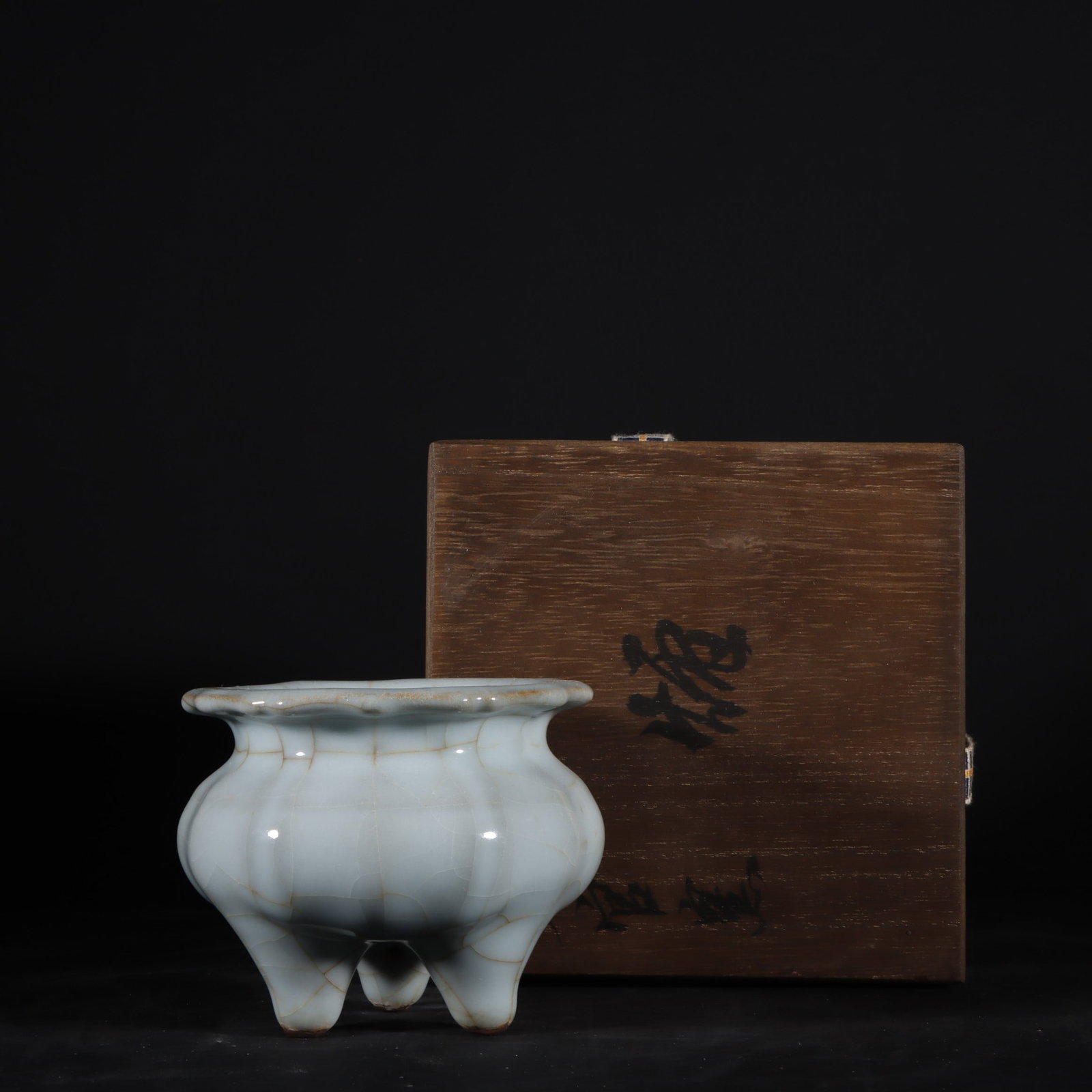 A Exquisite Guan Kiln Celadon Glazed Censer: A Exquisite Guan Kiln Celadon Glazed Censer,Song Dynasty, China,Size:2.8inx3.5in 官窑粉青釉炉,中国宋代