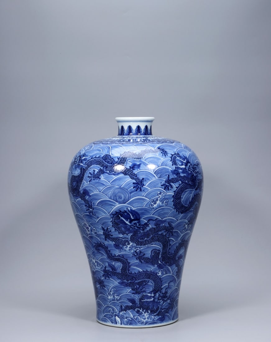 A Exquisite Blue and White Dragon Pattern Vase (1 of 9)