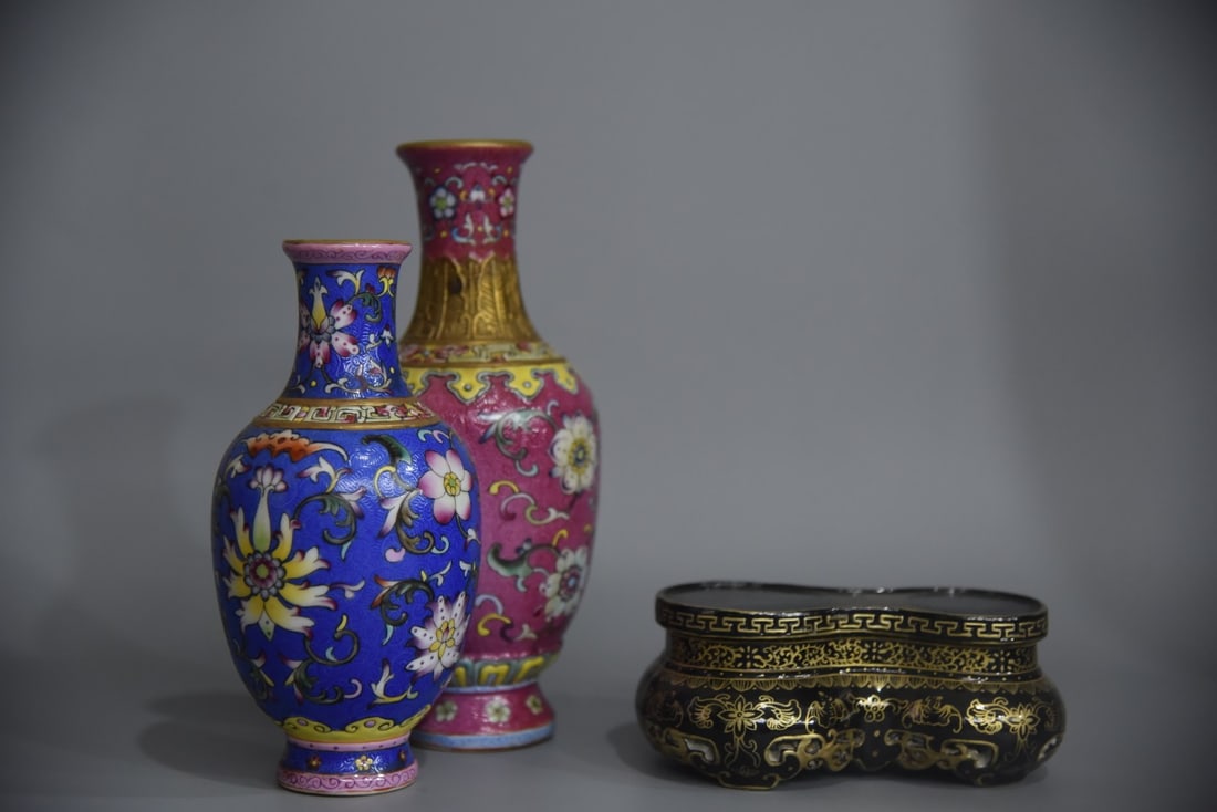 A Exquisite Enamel Flower Pattern Vase - 3
