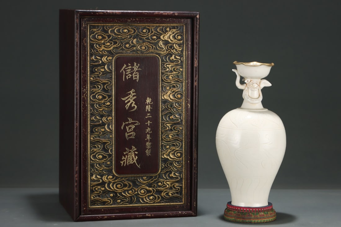 A Exquisite Ding yao Cover with Gold Phoenix Head Vase: A Exquisite Ding yao Cover with Gold Phoenix Head Vase,Song Dynasty, China,With Mark,Size:11.6inx5.7in