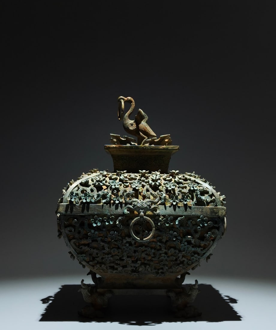 A Exquisite Bronze Dragon Pattern Beast-legs Ewer: A Exquisite Bronze Dragon Pattern Beast-legs Ewer,Han Dynasty, China,Size:13.4inx9.4in 青铜龙纹兽足壶,中国汉代